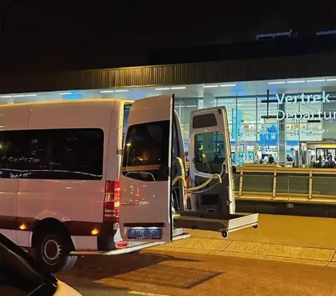 Rolstoelbus bij Schiphol voor reizigers uit Laren
